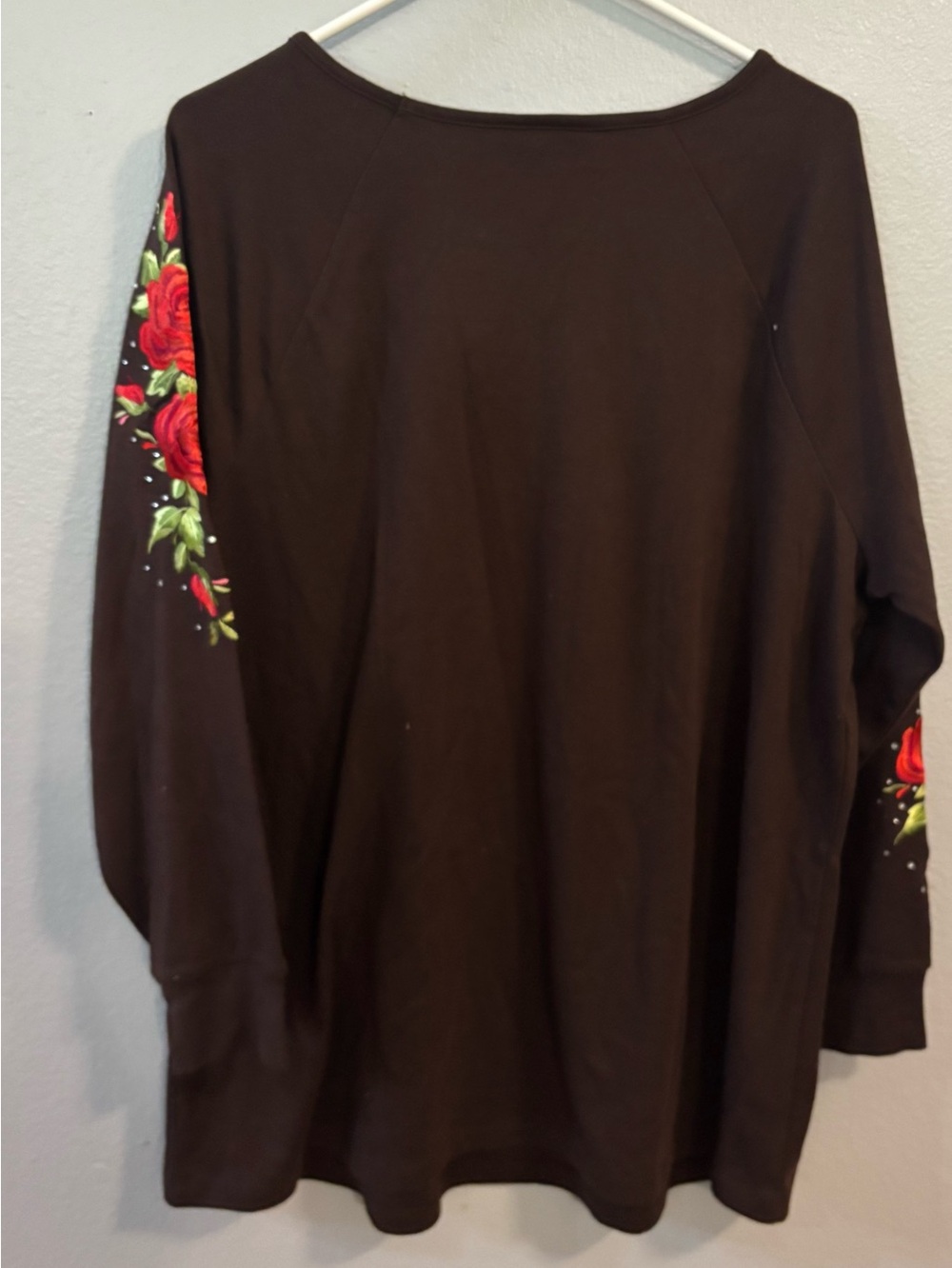 Quacker Factory NWT Brown With Red Embroidered Roses And Rhinestones Top  1x - Picture 2 of 3
